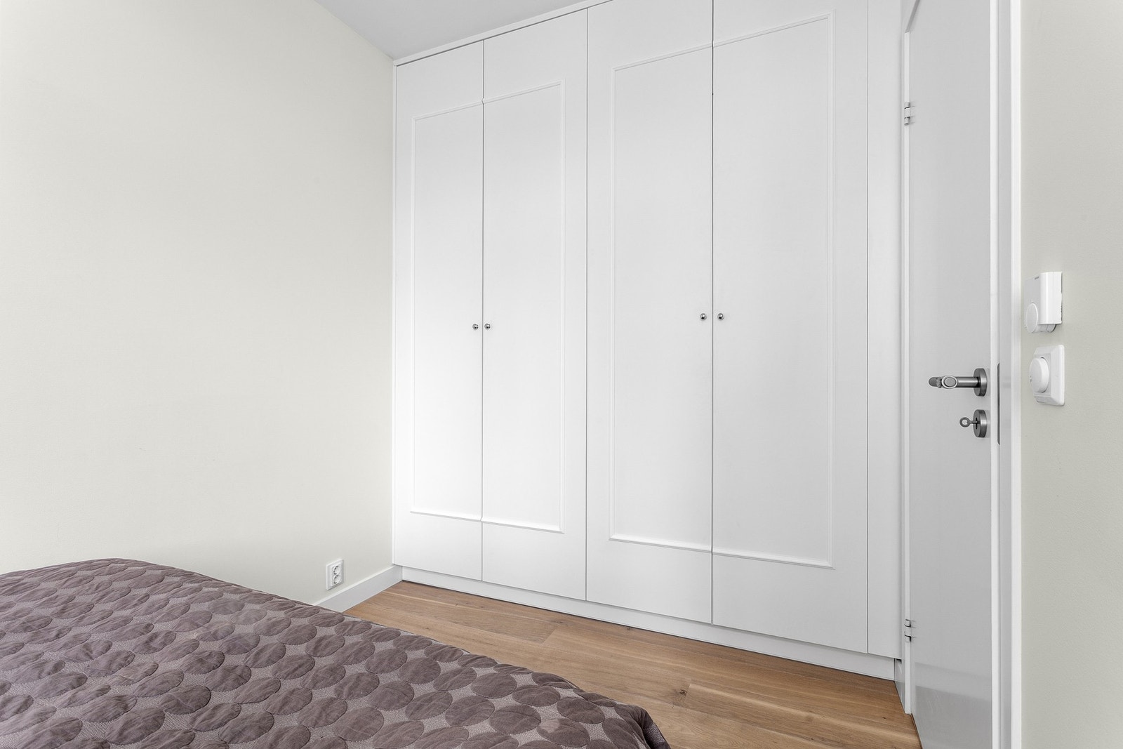 Det er bygget inn svært lekre, takhøye garderobeskap som medfølger salget. Galleribilde