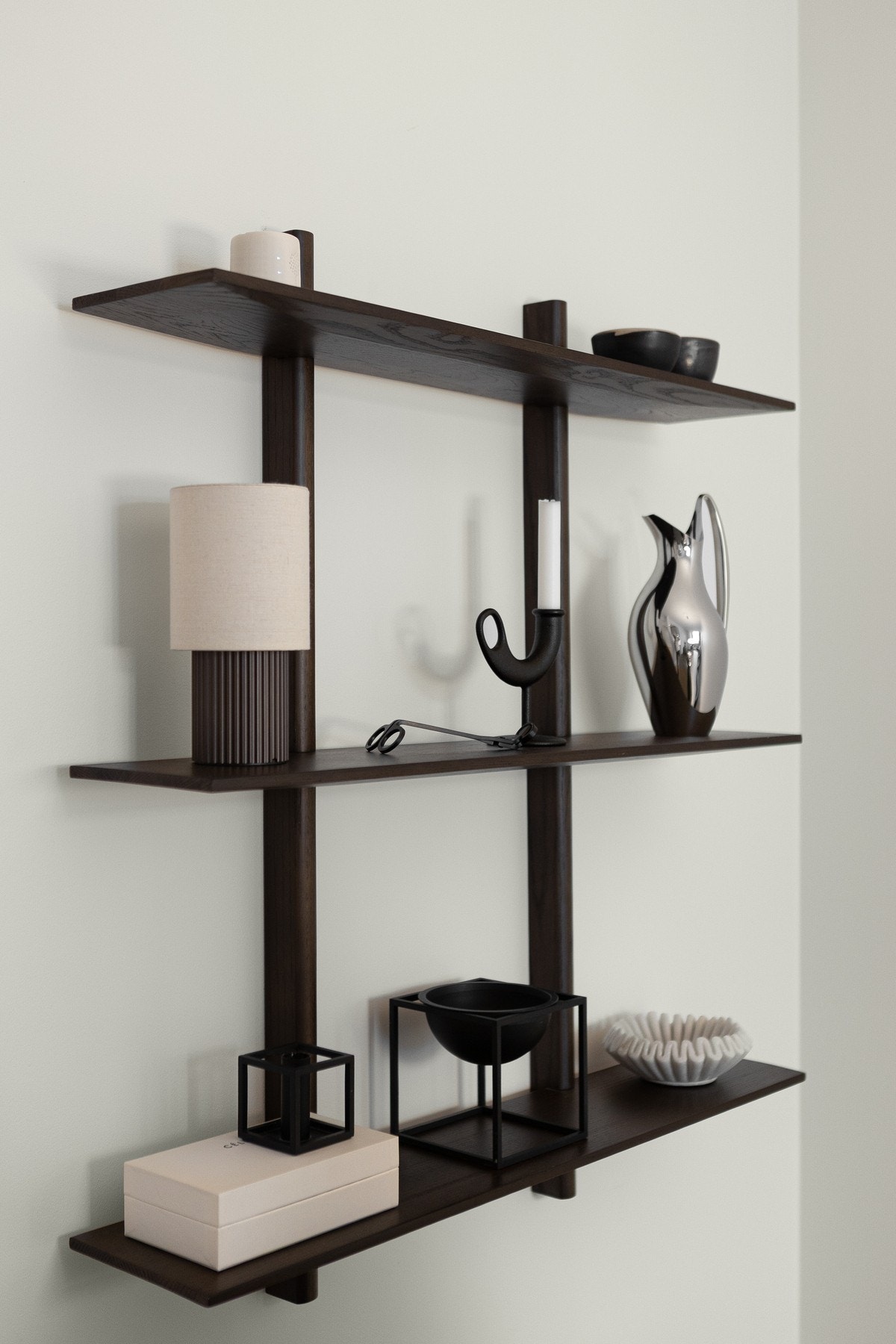 Alle overflater er slette og malt i delikate fargetoner. Galleribilde