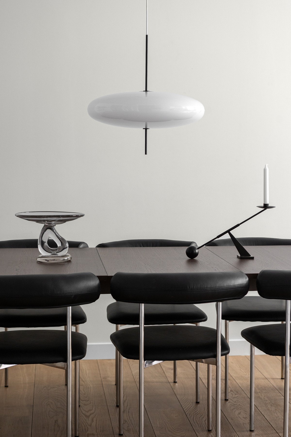 Et fantastisk oppholdsrom med 2,7 meter takhøyde, klassiske vindusflater og plass til stor spisestue og mange gjester. Galleribilde