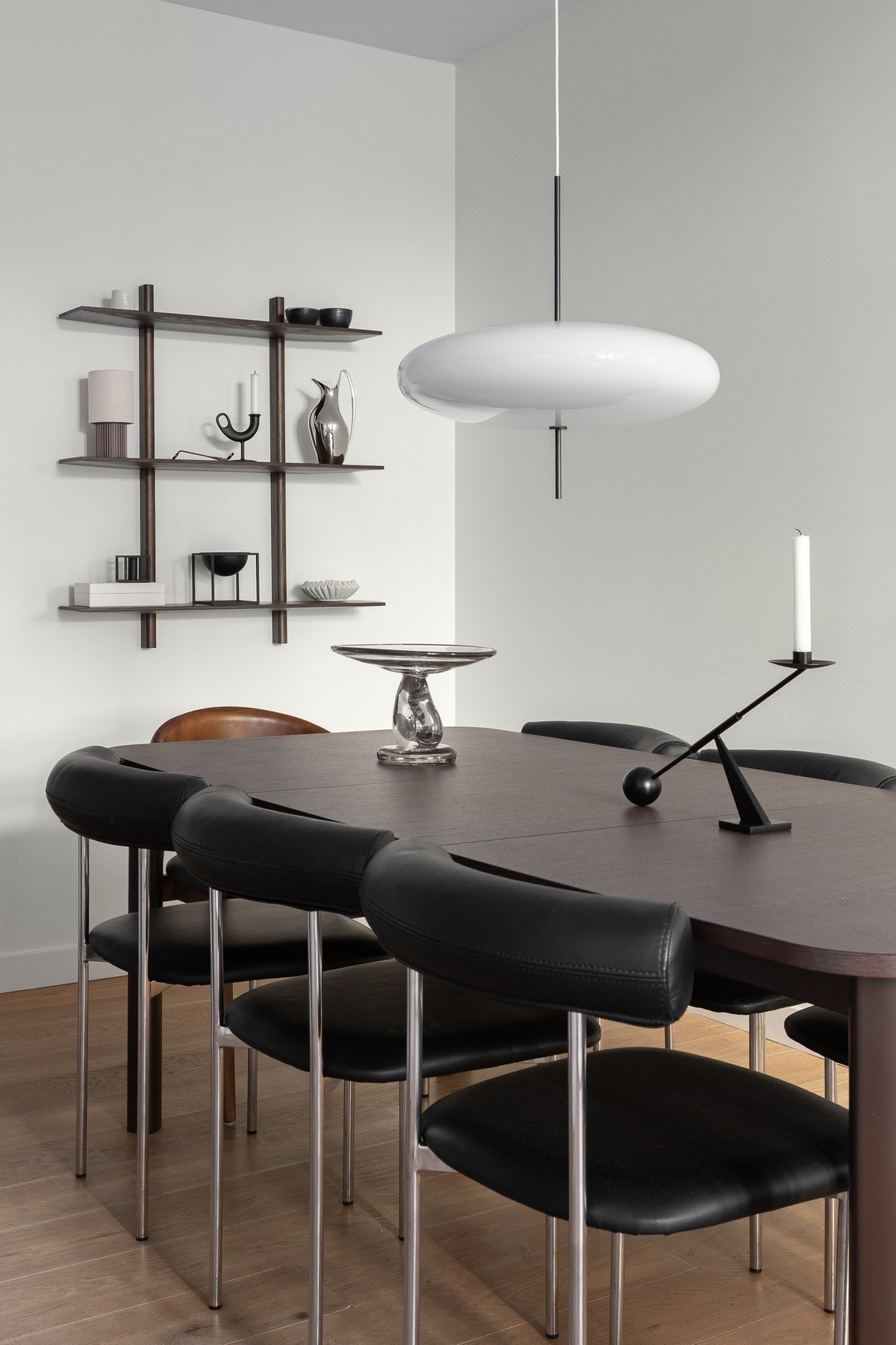 Spisestue i direkte tilknytning til kjøkkenet - perfekt for både hverdaga, middagsgjester og sosialt samvær. Galleribilde