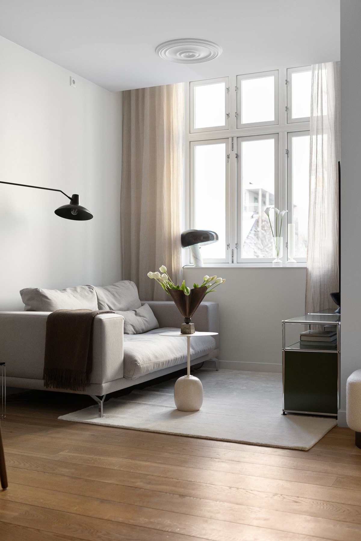 Flotte, klassiske vindusflater. Skjult gardinoppheng i stue. Galleribilde