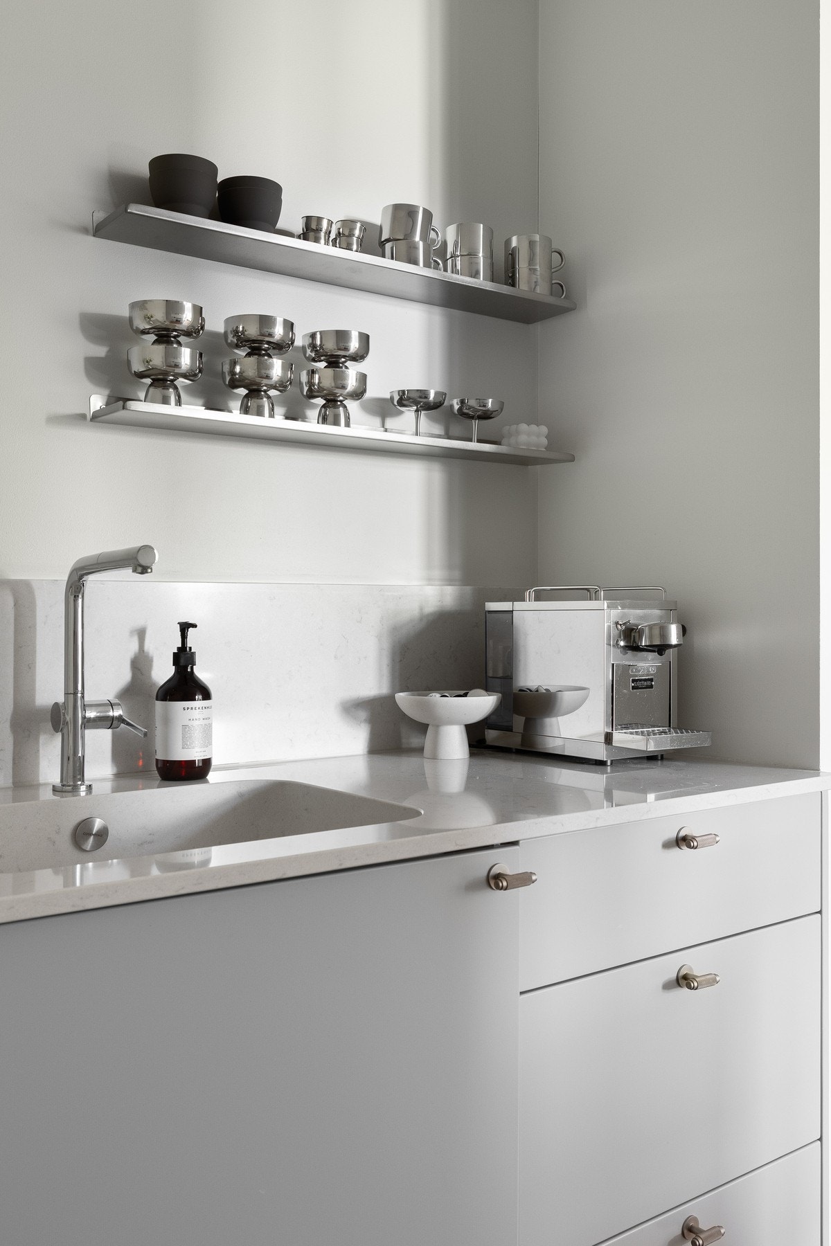 Det er lagt eksklusiv stein i oppvaskkummen. Galleribilde