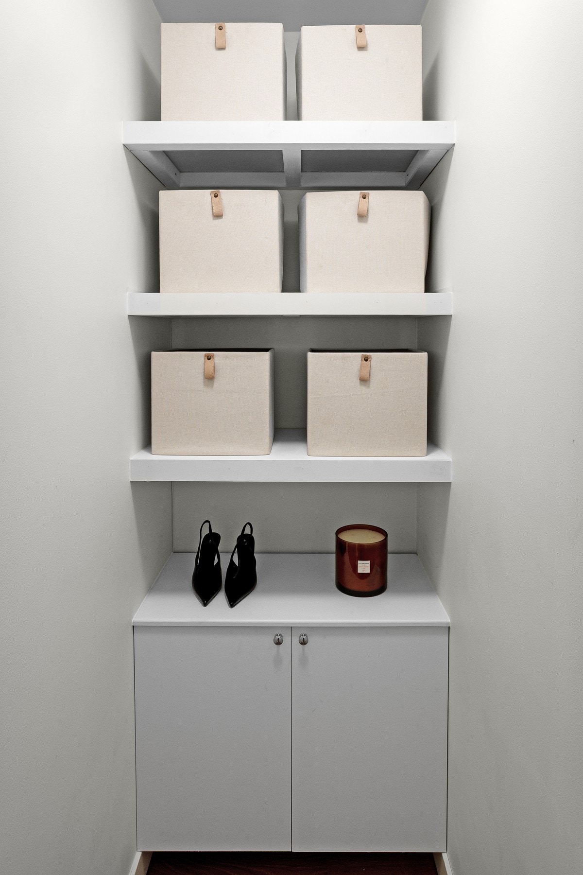 Plassbygget skoskap i garderobe/walk-in closet med hyller for oppbevaring. Galleribilde
