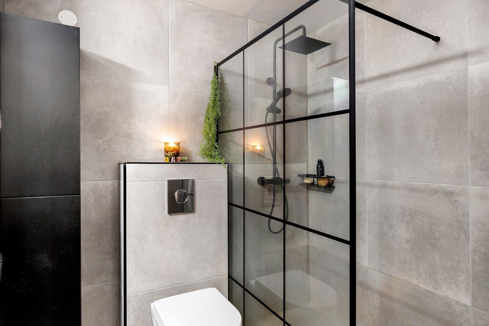 Badet ble pusset opp i 2021 av dagens eier. lislagt gulv med gulvvarme og flislagte vegger. Malt himlingsflate med downlights. Servant med ett-greps armatur og speil.
Innebygd sisterne med vegghengt toalett. Galleribilde