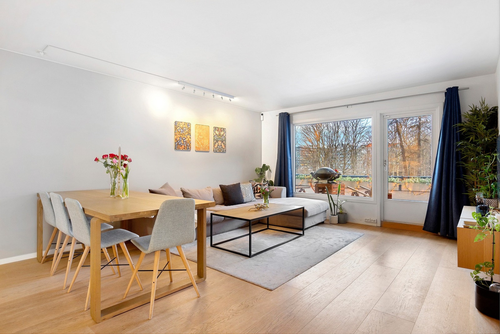 Stor åpen stue med utgang til vestvendt terrasse. Galleribilde