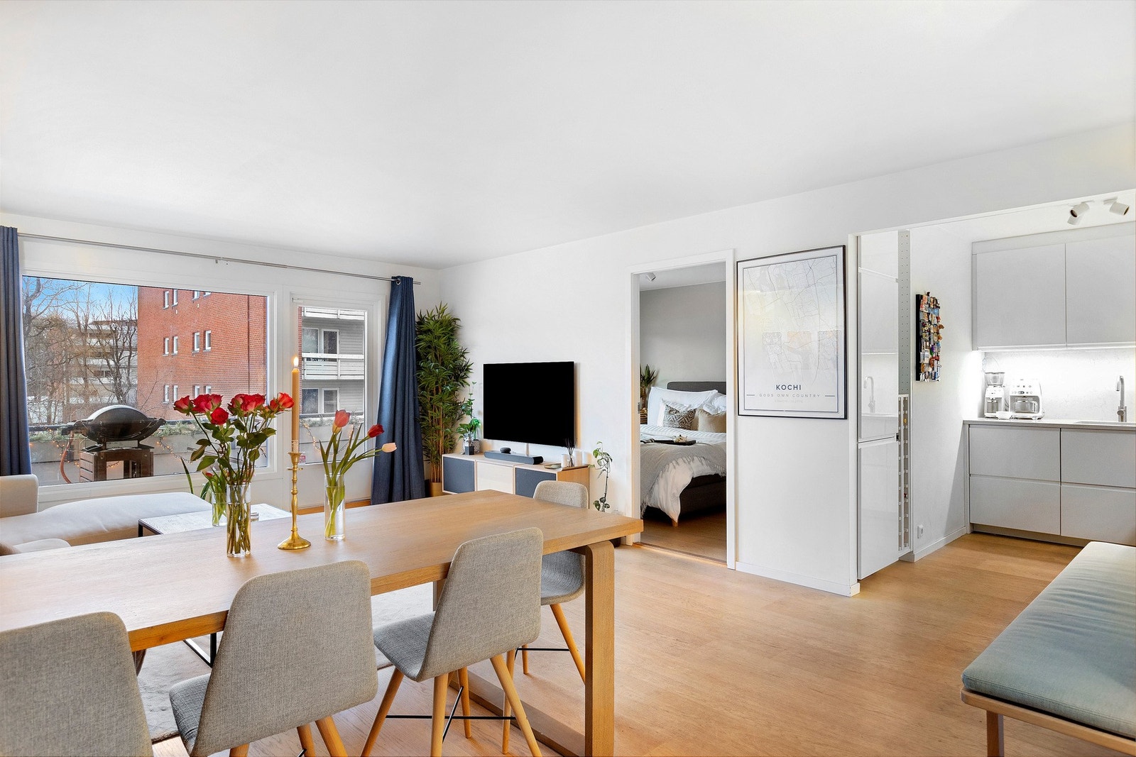 Fra spisestue mot kjøkken. Leiligheten har en delvis åpen kjøkkenløsning. Galleribilde