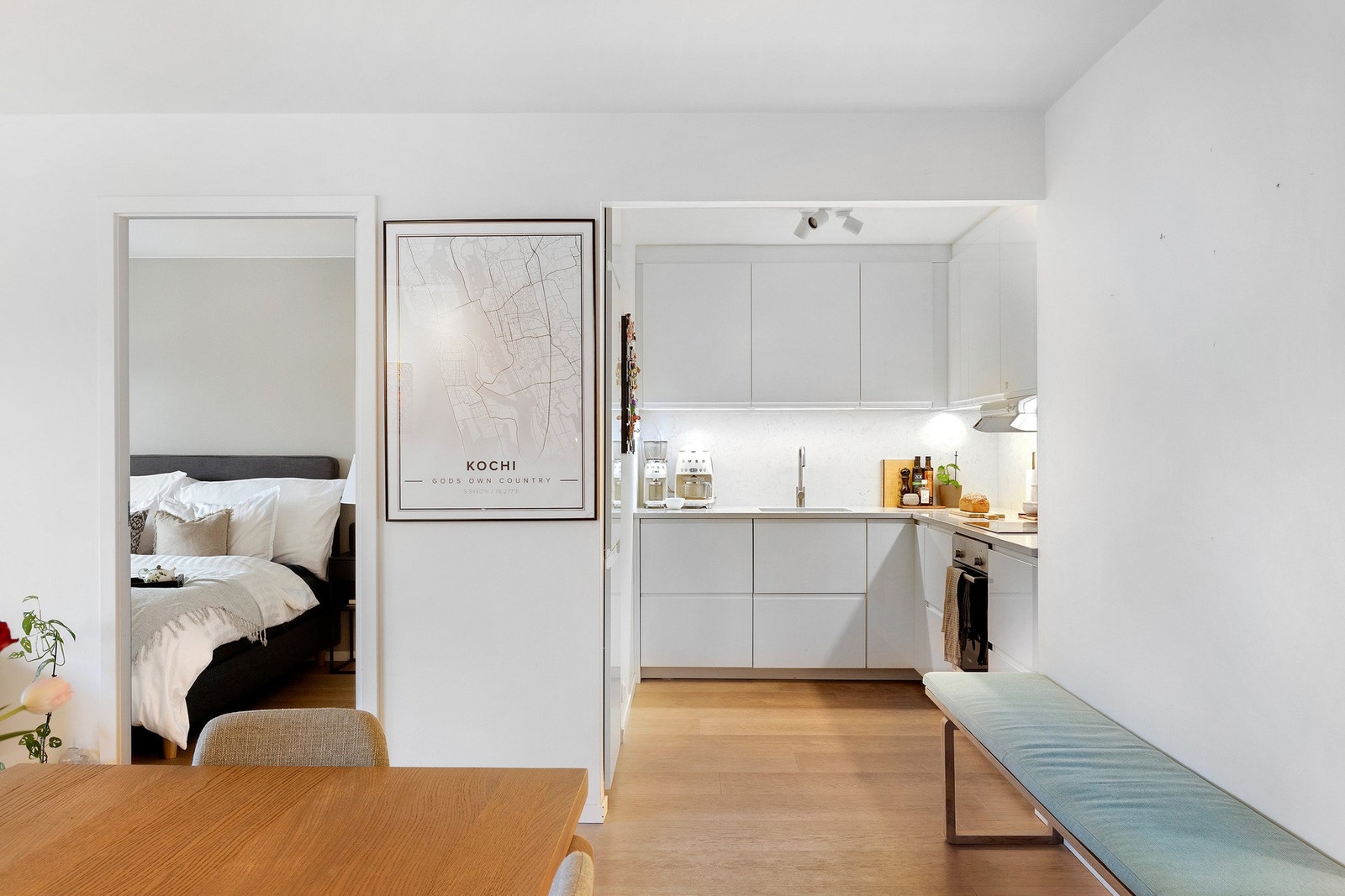 Tidsriktig og lyst kjøkken fra 2019 bestående av glatte fronter. Galleribilde