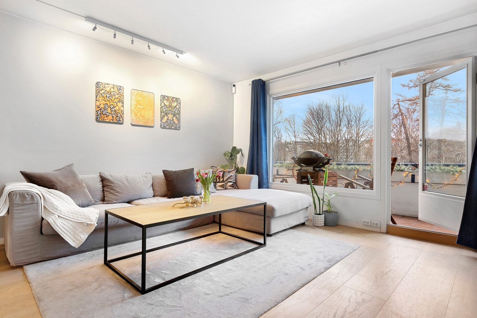 Stor åpen stue med utgang til vestvendt terrasse. Galleribilde