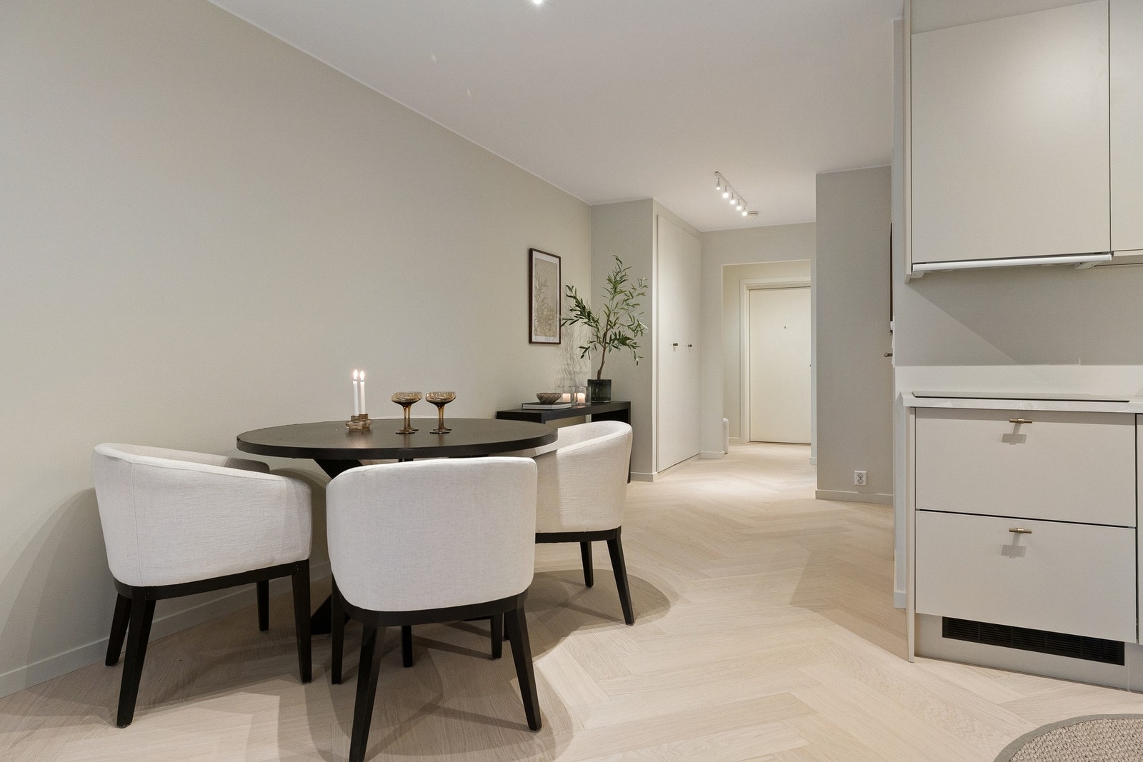 Spisestue i tilknytning til kjøkkenet. Her er det også plass til en større, avlang spisestue. Galleribilde