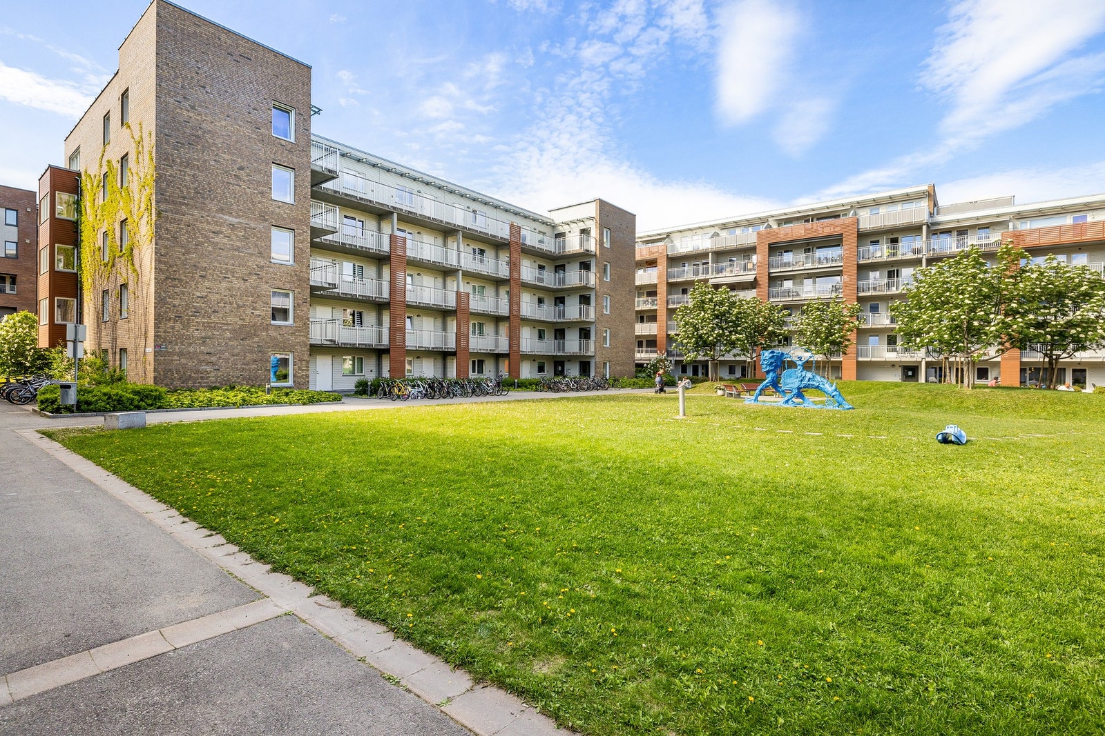 Gårdsrommet på sommerstid. Galleribilde