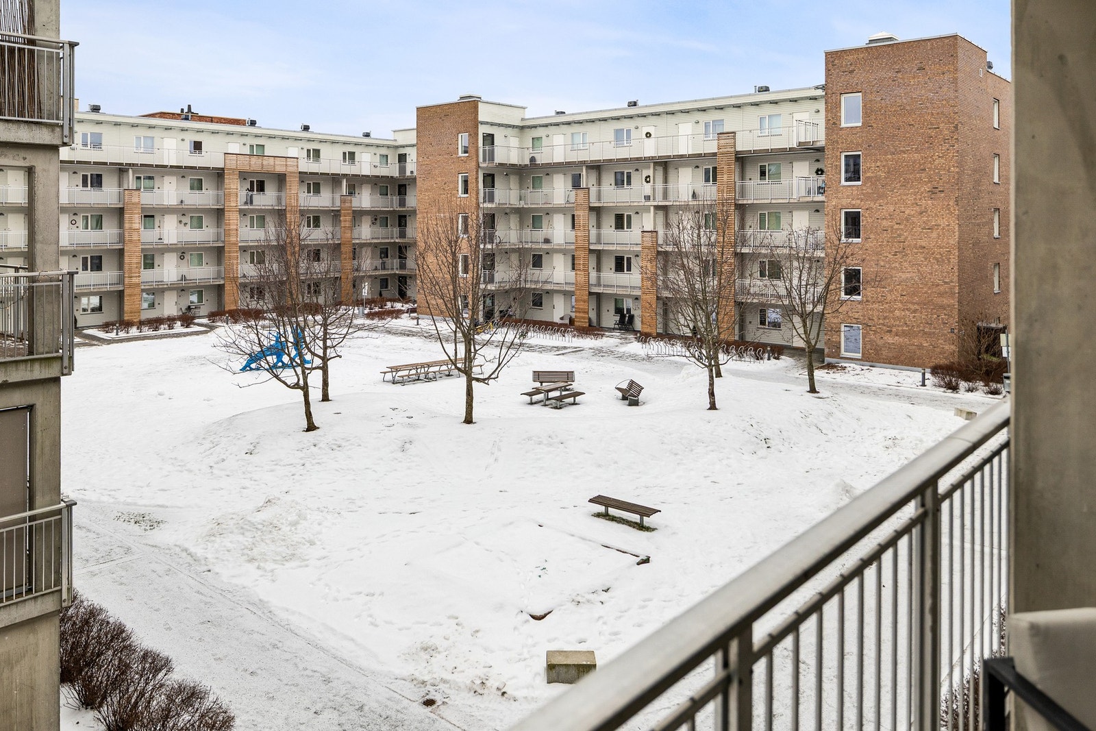 På sommerstid er det flott utsyn mot grønne omgivelser. Bilfritt gårdsrom - stille og rolig! Galleribilde
