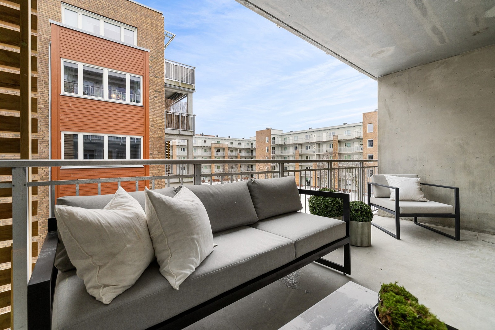 Balkongen vender mot parkmessig gårdsrom - ett ekstra oppholdsrom på sommerhalvåret. Galleribilde