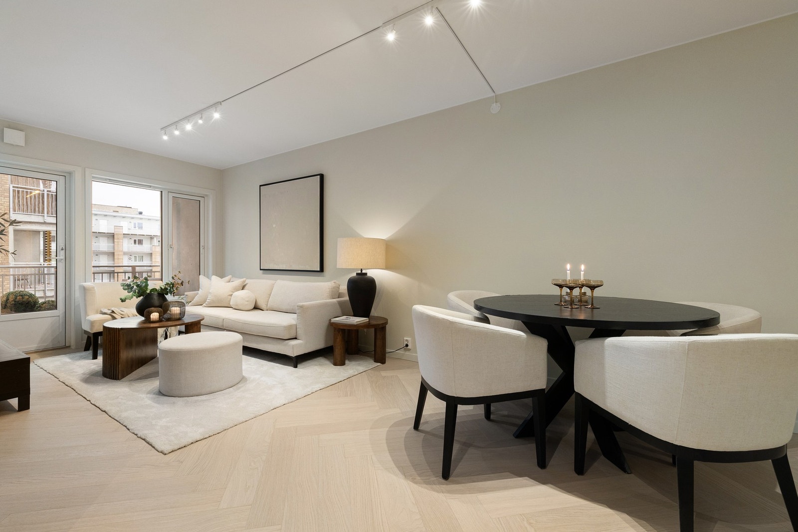 Nydelig gjennomlys fra begge sider. Slette, nymalte overflater i delikate fargetoner. Galleribilde