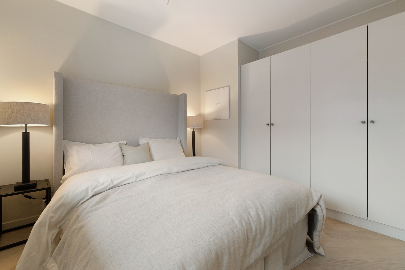 God plass til dobbeltseng, nattbord på begge sider og garderobeskap. Galleribilde