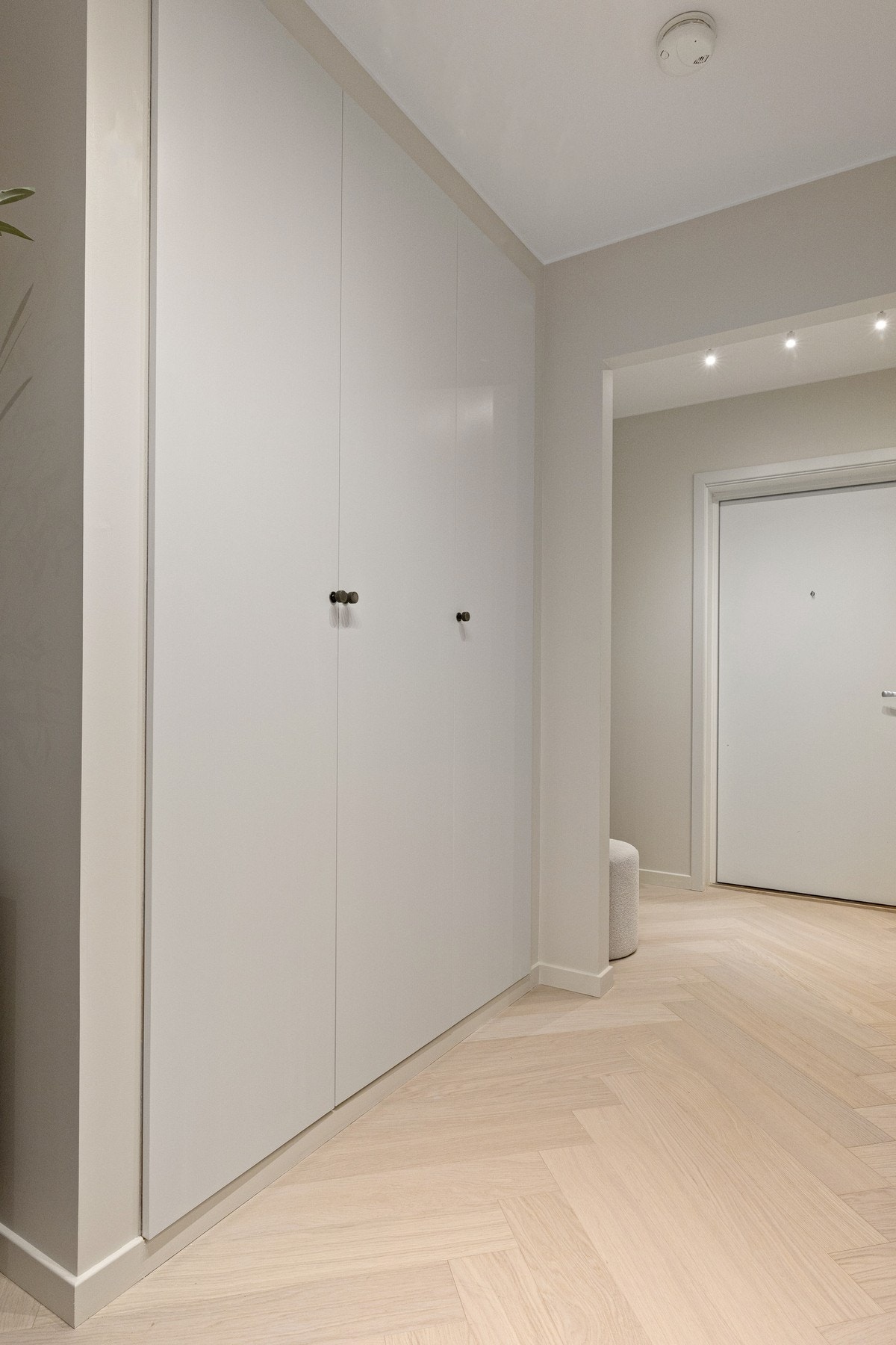 Lekre, innebygde garderobeskap i entré. Påkostede knotter i bronze. Galleribilde