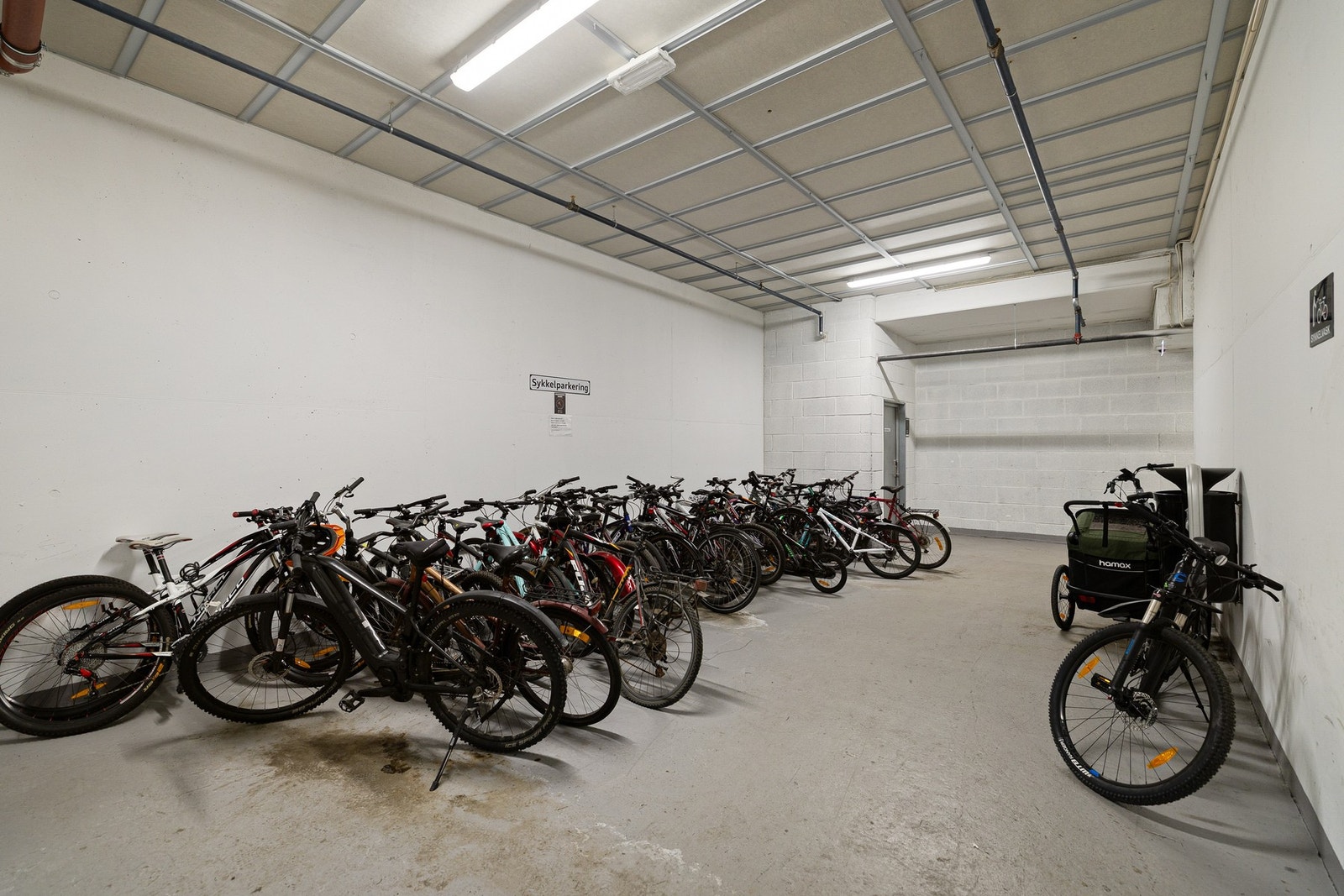 Felles sykkelparkering. Galleribilde