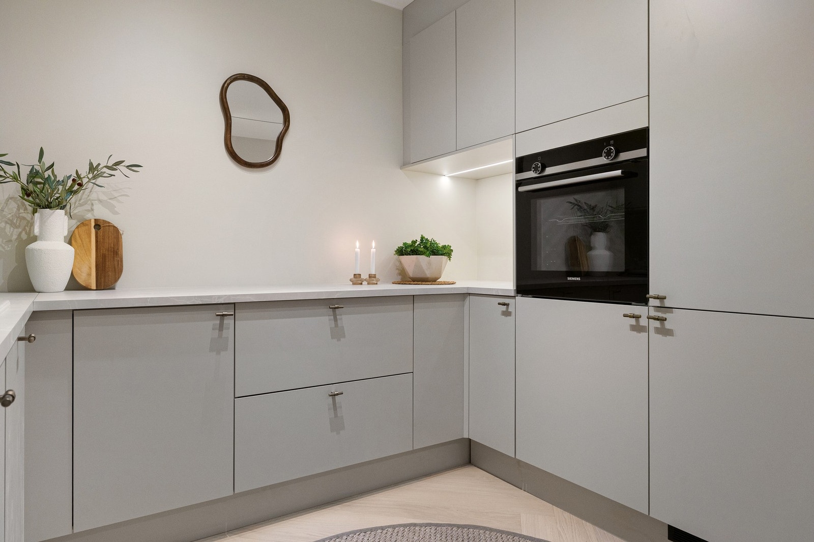 Takhøye overskap og integrert LED-belysning. Perfekt kaffenisje til høyre. Galleribilde