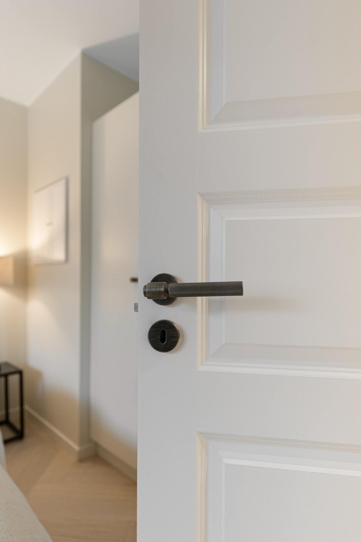 Dørhåndtak i bronze som matcher garderobehåntak. Galleribilde