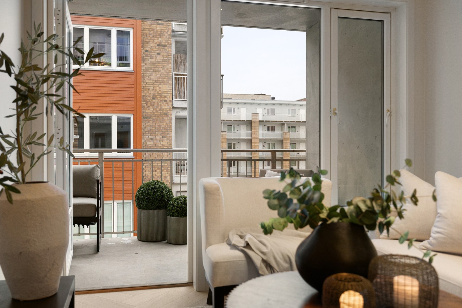 Utgang til sydvest vendt balkong fra stue. Galleribilde