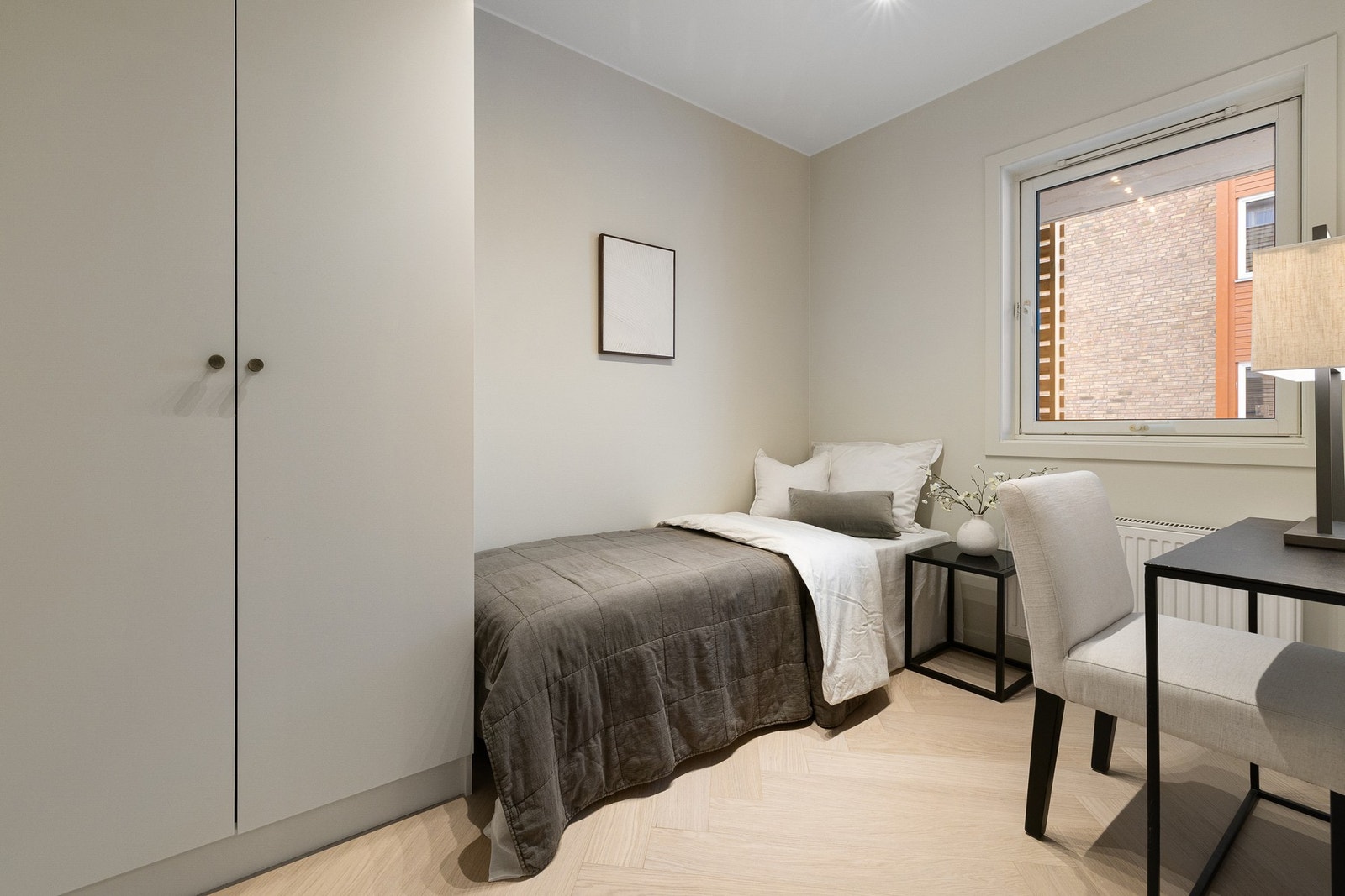 Leiligheten har to gode soverom. Begge med garderobeskap som medfølger salget. Galleribilde