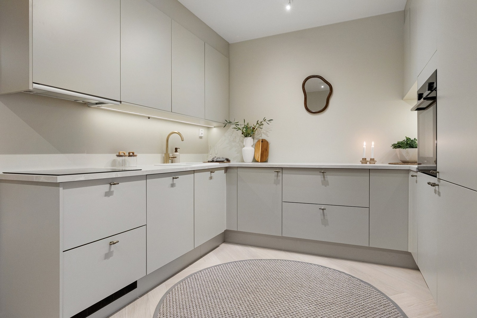 Alle hvitevarer er integrert. Armatur i messing og lekre håndtak. Godt med skap- og arbeidsplass. Galleribilde