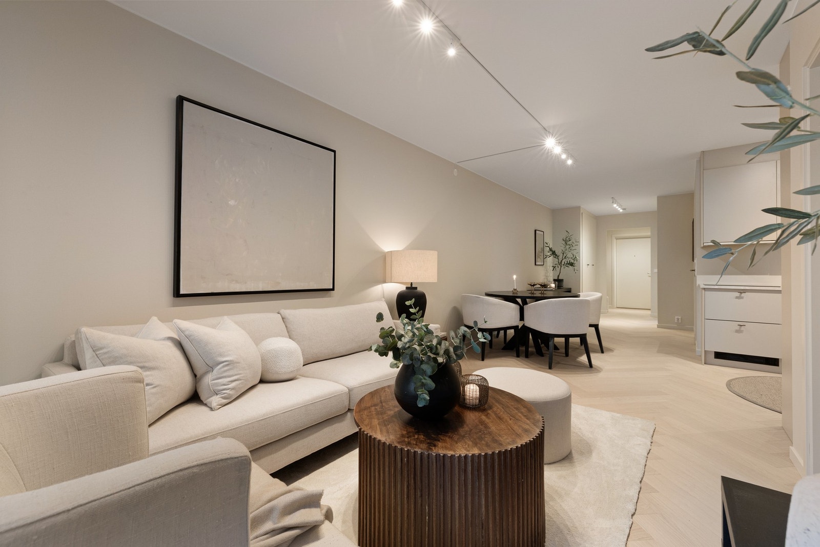 Det ble i 2025 lagt nytt herdet tregulv i fiskebensmønster. Ákonto oppvarming og varmtvann er inkludert i fellesutgiftene. Galleribilde