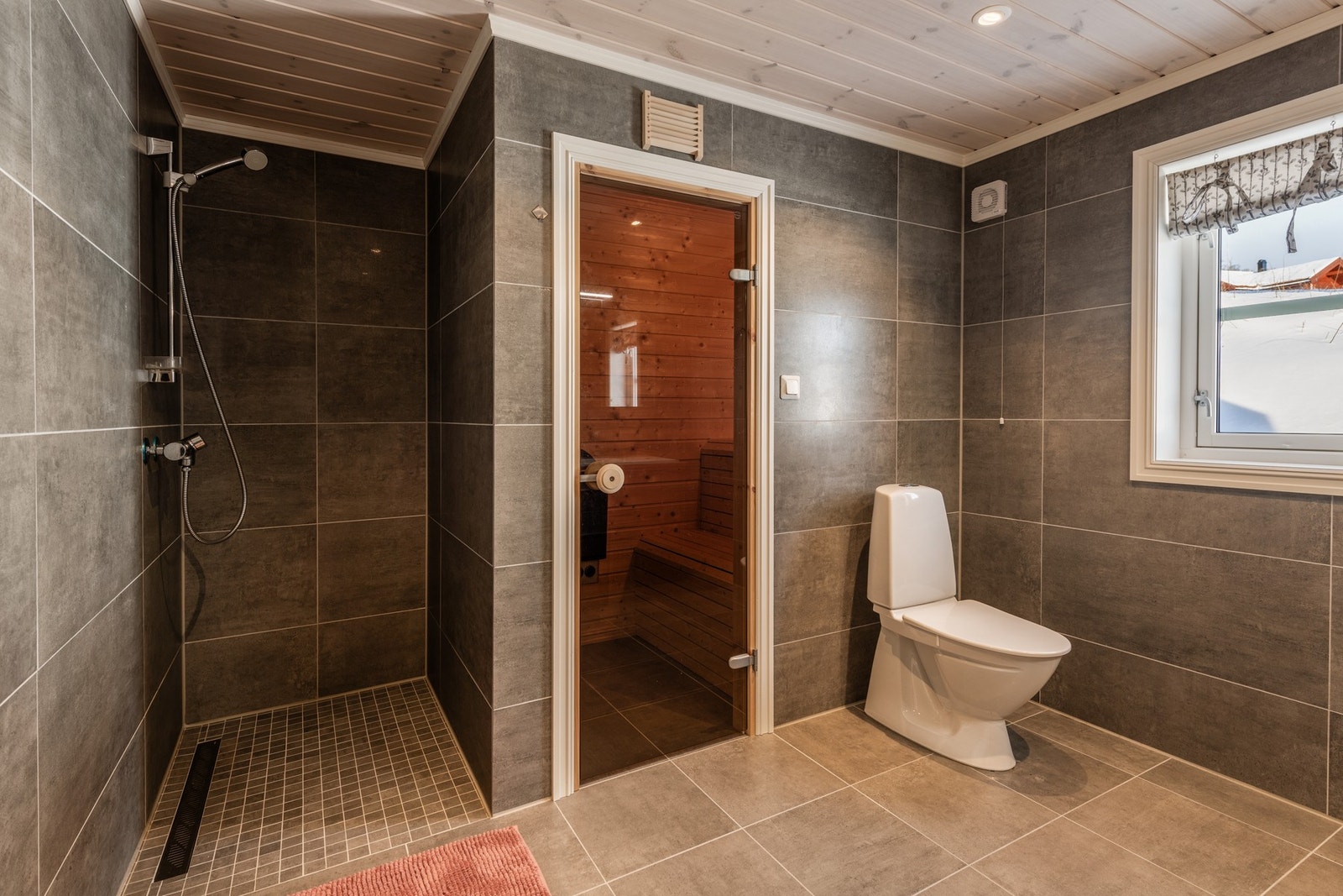 Flislagt bad med badstue Galleribilde