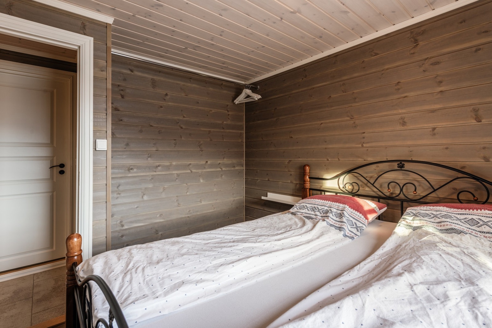 Drøm søtt i myke dyner, omringet av frisk fjelluft Galleribilde