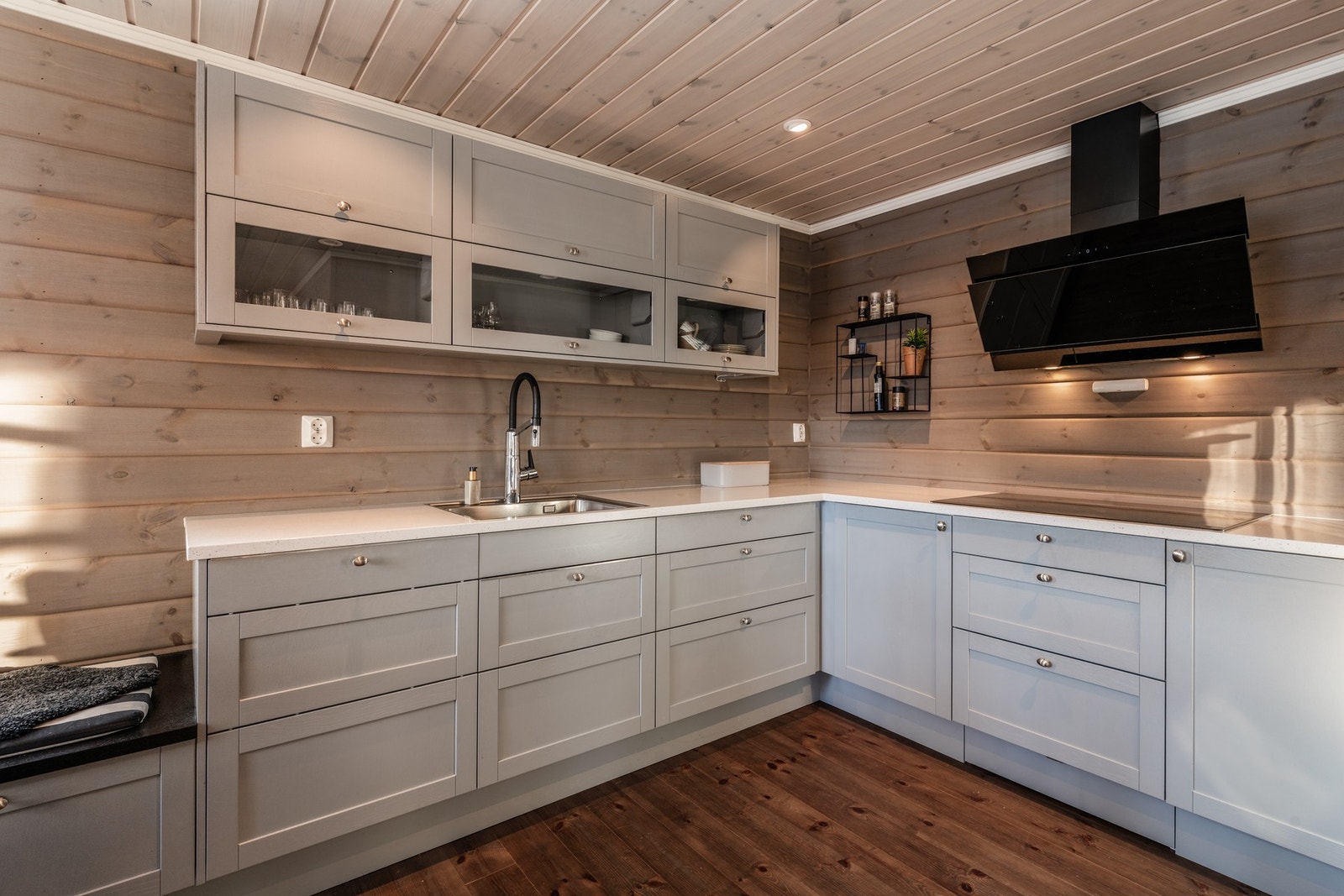 Lekkert kjøkken med integrert oppvaskmaskin, koketopp og stekeovn Galleribilde