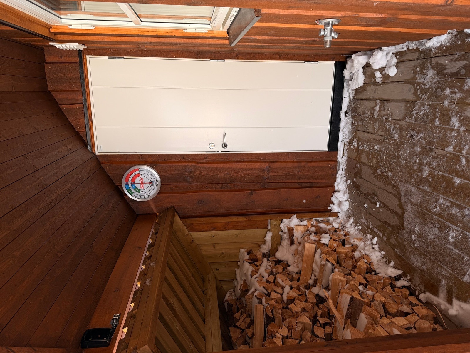 Hytten har også en utvendig bod Galleribilde