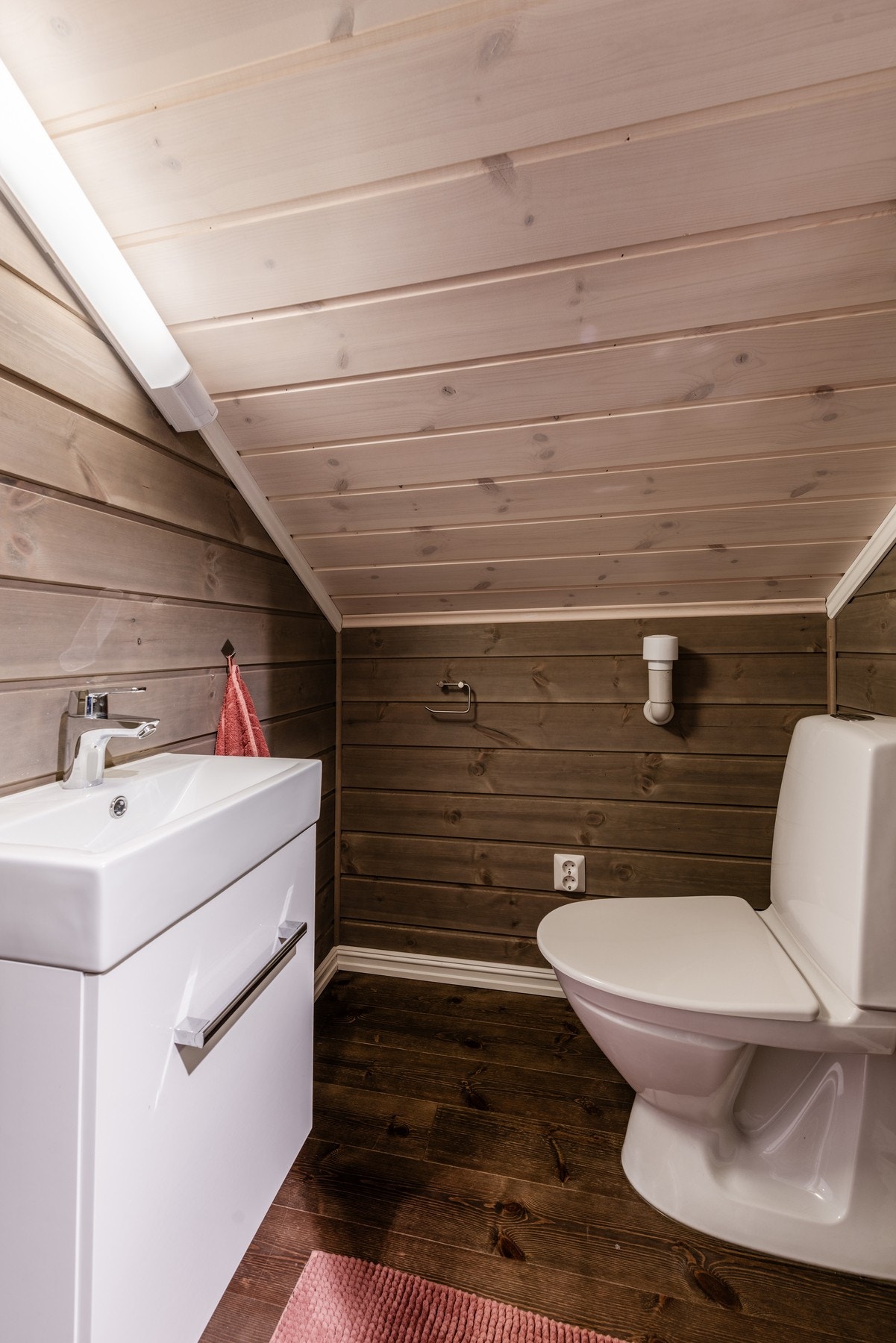 Toalettrom på hyttens hems/loft Galleribilde