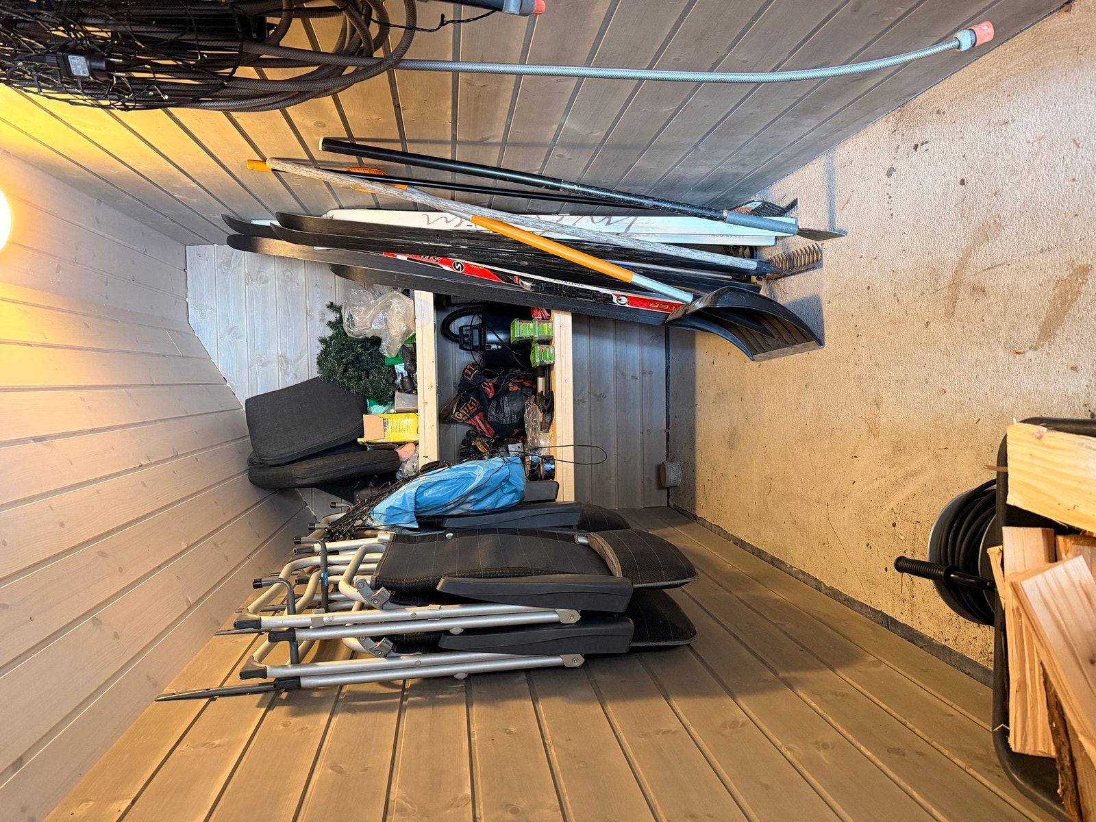 Utvendig bod med plass til det man trenger til fjells Galleribilde