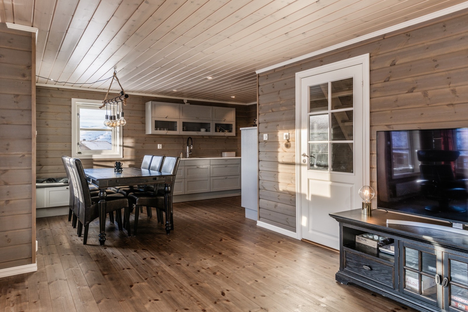 De lune fargetonene følger gjennom hytten Galleribilde