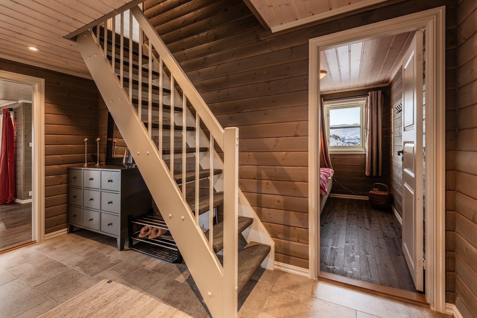 Opp trappen kommer man til hyttens hems Galleribilde