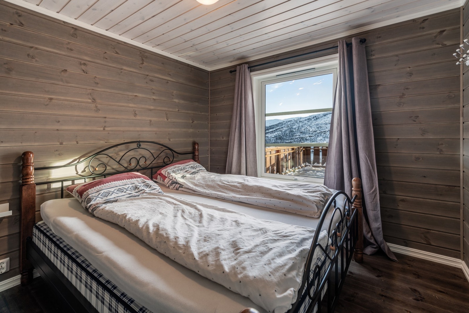 Hytten har to koselige soverom Galleribilde