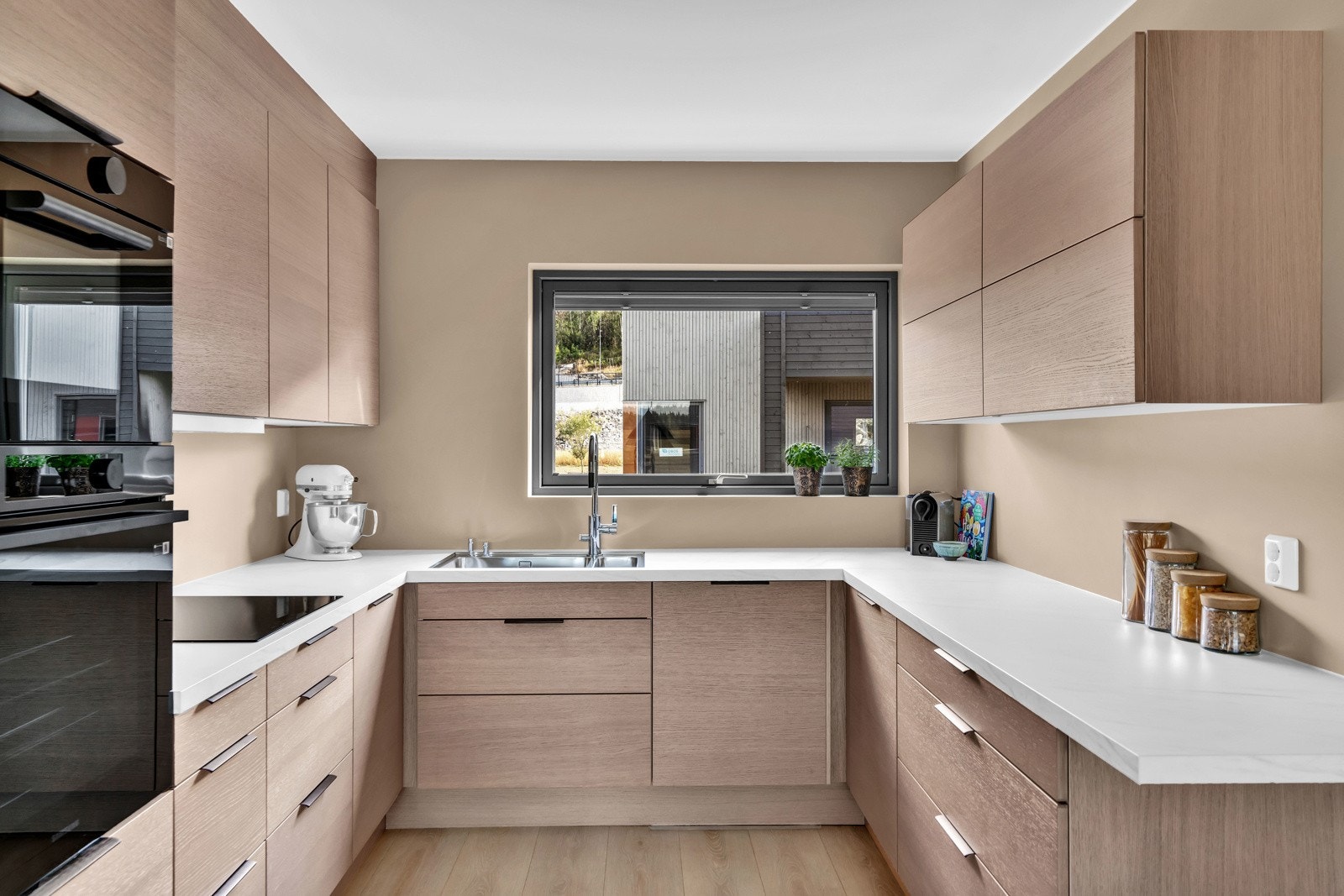 Elegant kjøkken i nordisk stil fra HTH. Focus hvit eik. Galleribilde