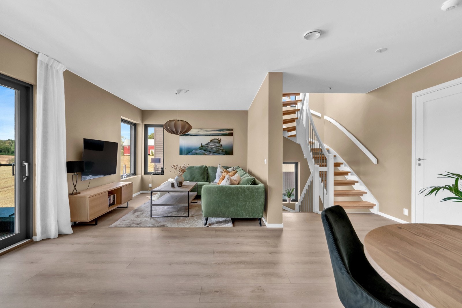 Stuen har flere møbleringsmuligheter og kan naturlig deles i ulike soner. Galleribilde