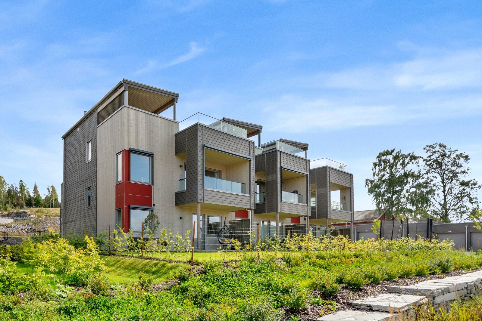 Boligen er oppført med ringmur og støpt plate mot grunn. Fundamenter er naturgitt skjult. Galleribilde