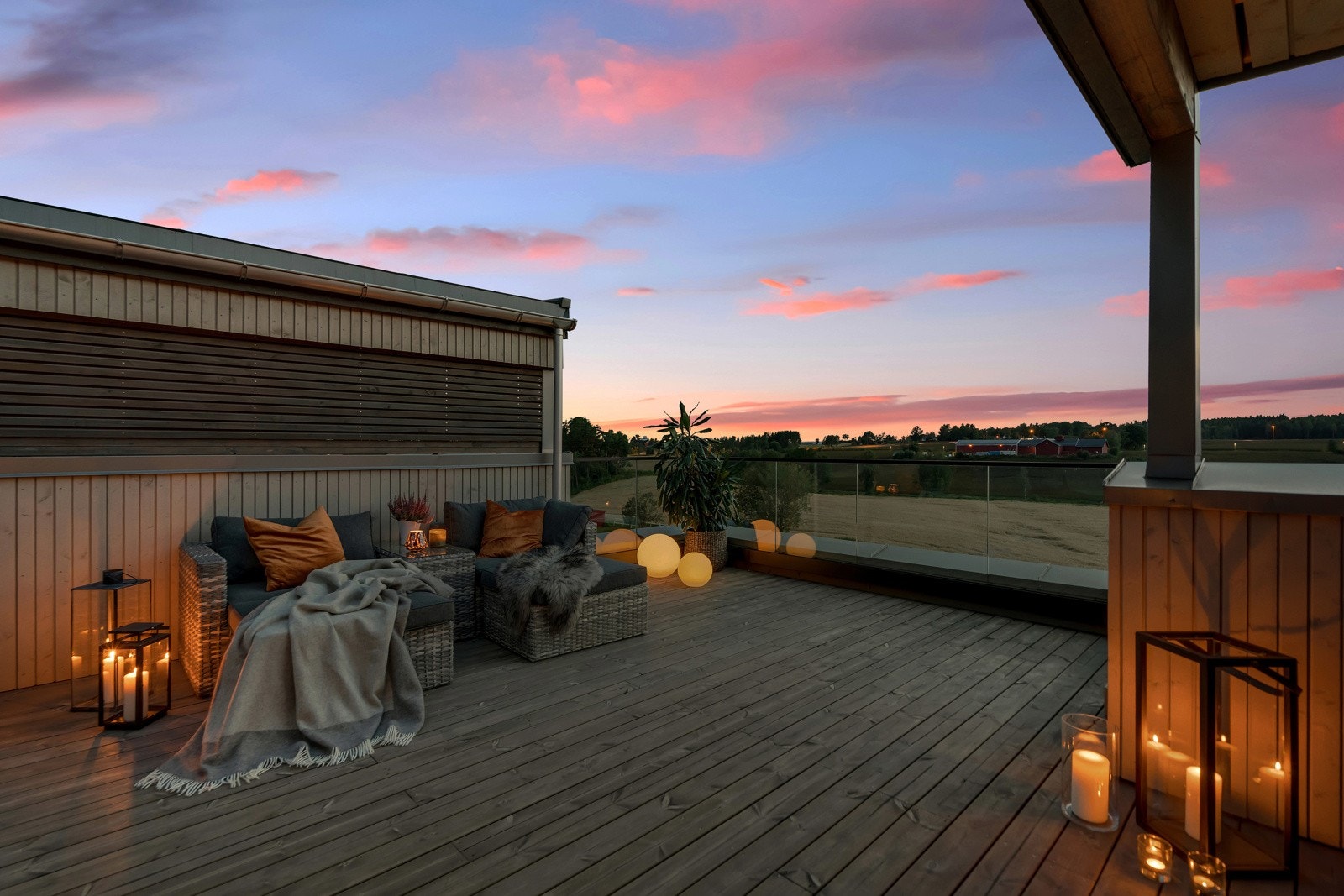 Fantastisk vestvendt terrasse med ettermiddag og kveldsol. Ligger perfekt til med både gode solforhold og fantastisk utsyn. Galleribilde