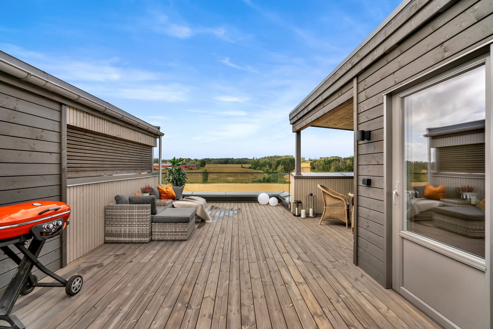 Terrassen er vendt mot den skjermede og nydelig landskap med stille og rolige omgivelser. Galleribilde