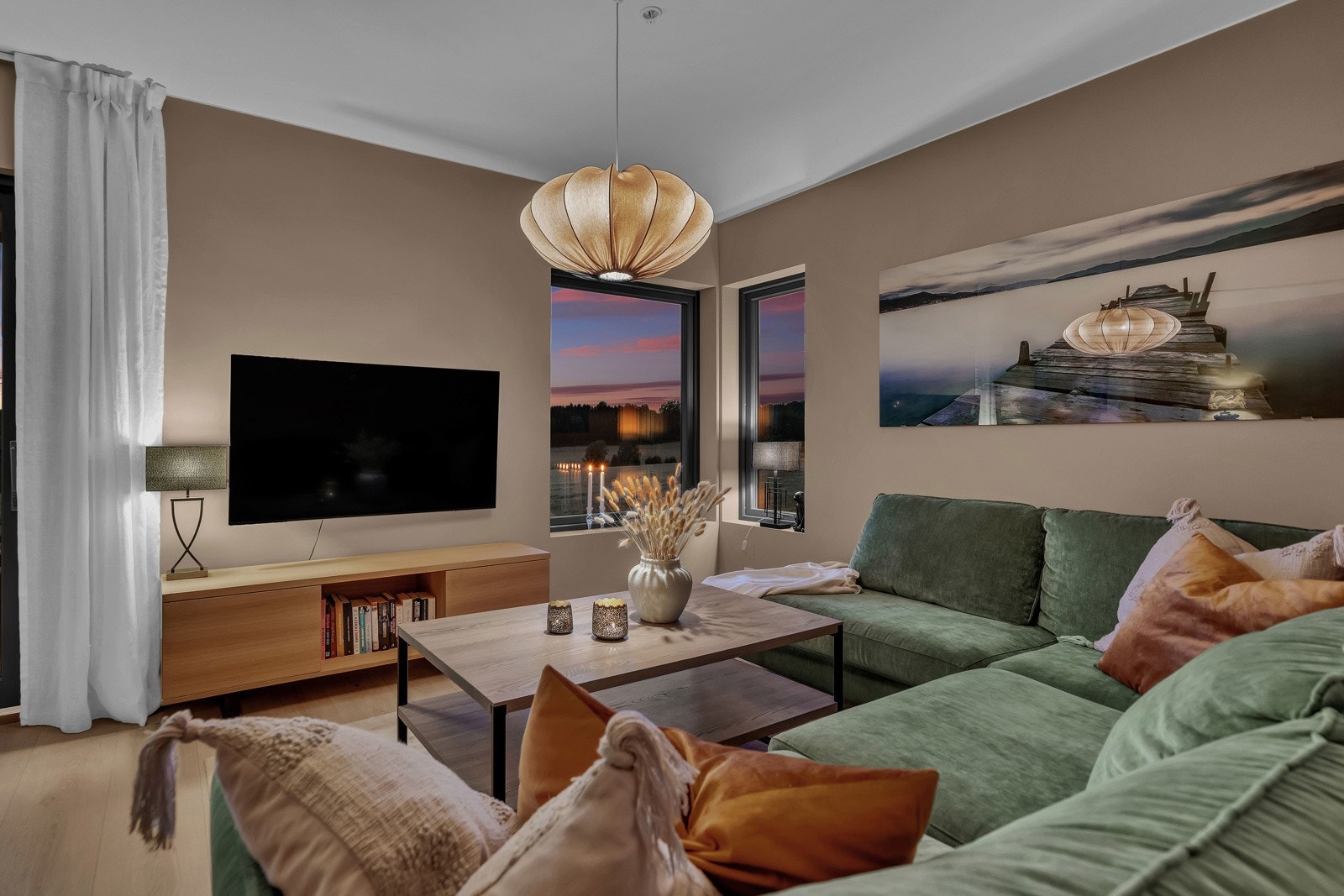 Stue med høy trivselsfaktor. Passer perfekt for deg som stiller krav til boligens standard. Her kan du flytte rett inn! Galleribilde