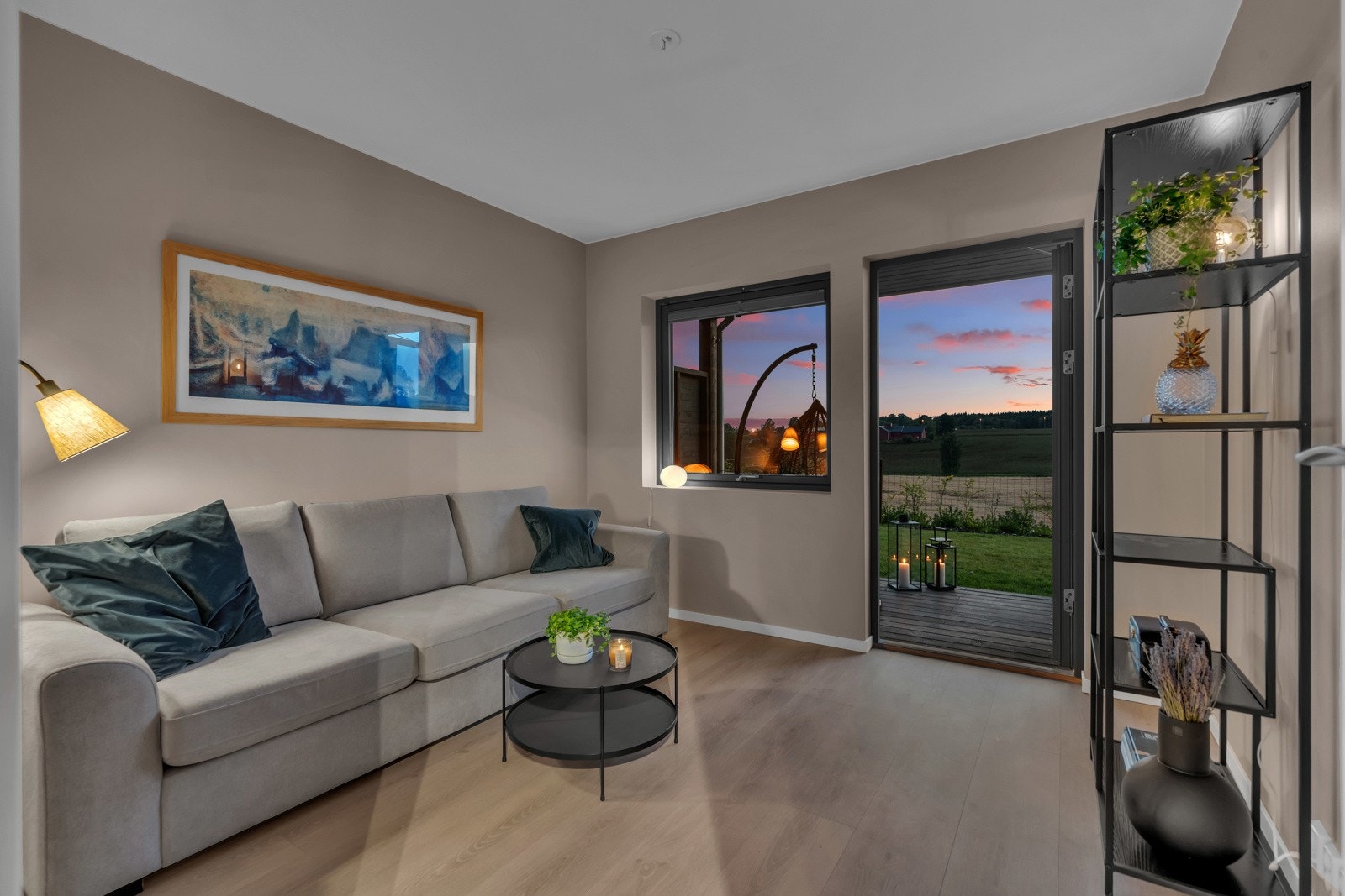 Terrasse med utgang fra soverom på 15 kvm. Soverommet er vendt ut mot behagelige og rolige omgivelser. Her kan du sove tungt og godt. Galleribilde