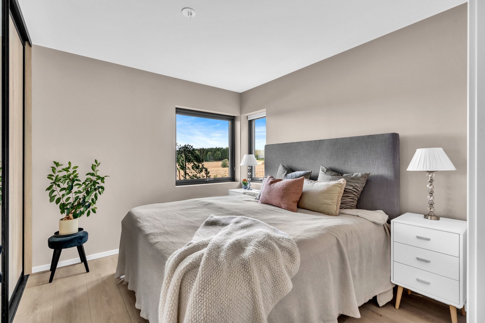 Hovedsoverom har vindu fra vest som gir behagelig rom-temperatur. Galleribilde