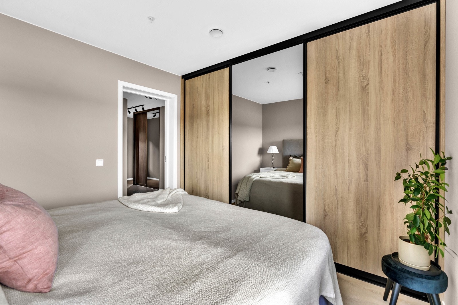 Det er god plass til dobbel-seng, og har en elegant skyvedørsgarderobe med speil. Galleribilde