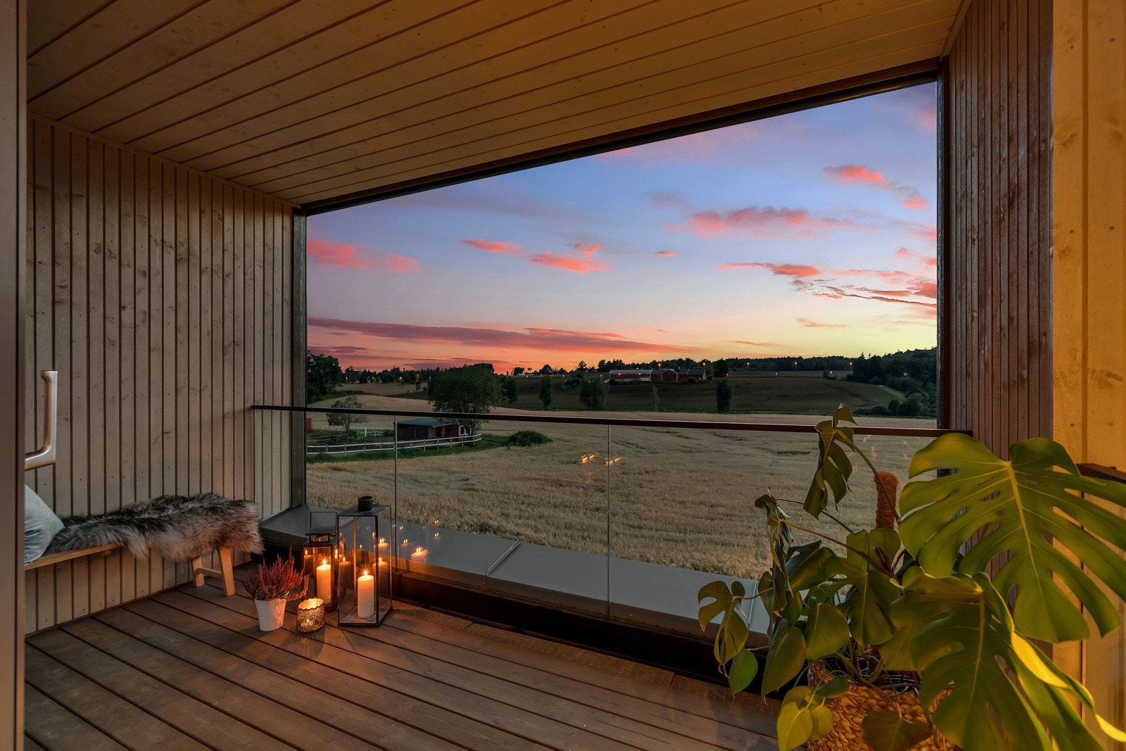 Utgang fra stue/kjøkken til balkong på 6 kvm. Galleribilde