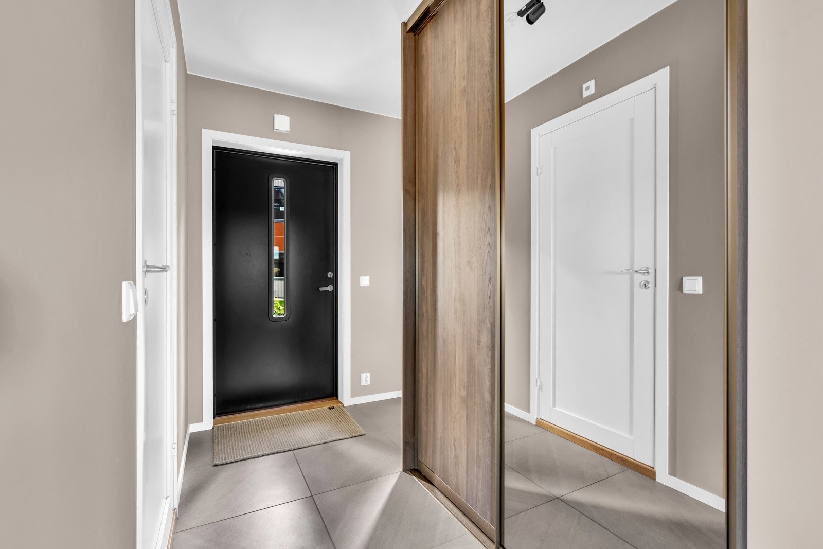 Boligen varmes opp av vannbåren gulvvarme på baderommene og entre/gang i 1-etasje. Ellers panelovner til oppvarming. Galleribilde