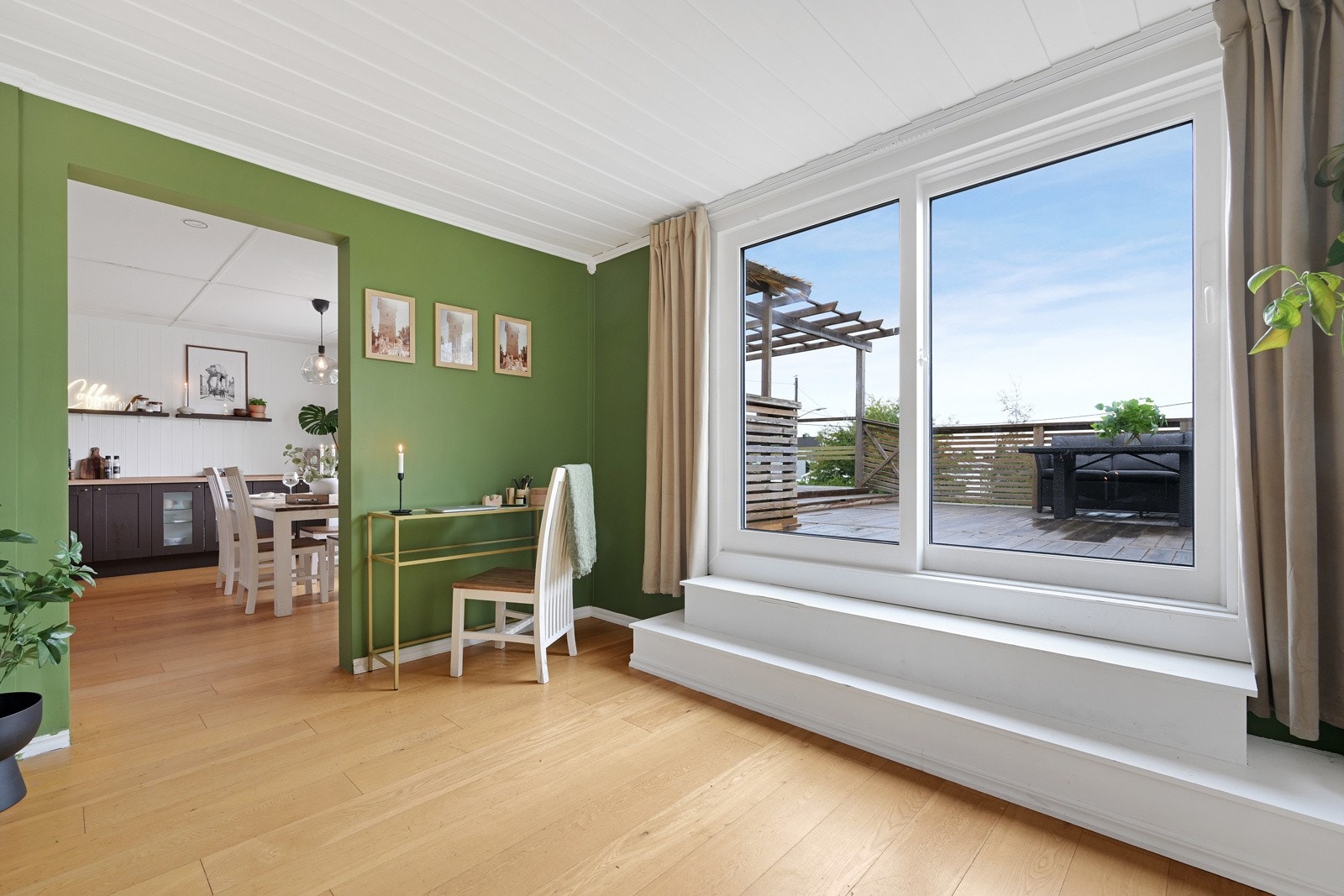 Velkommen inn i det som er en livlig og lys stue med friske farger og store vindusflater som gir godt med belysning. Her ligger ting til rette for en trivelig hverdag for hele familien Galleribilde