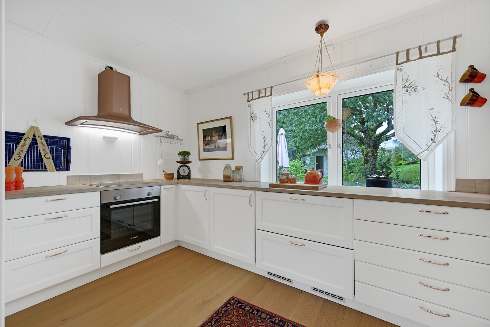 Pent kjøkken med bl.a. integrert komfyr og platetopp fra Bosch Galleribilde