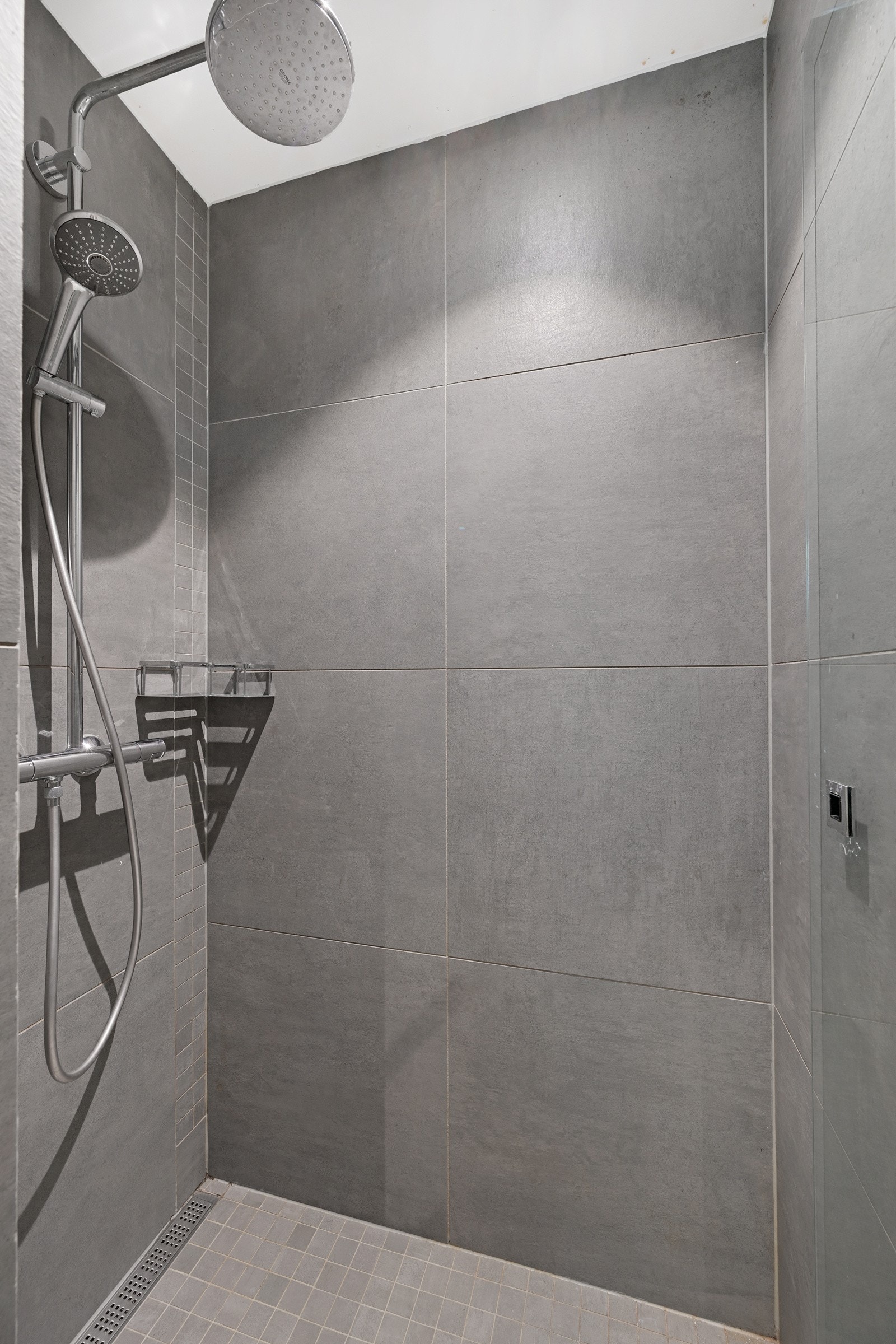 Herlig dusjhjørne innerst i baderommet Galleribilde