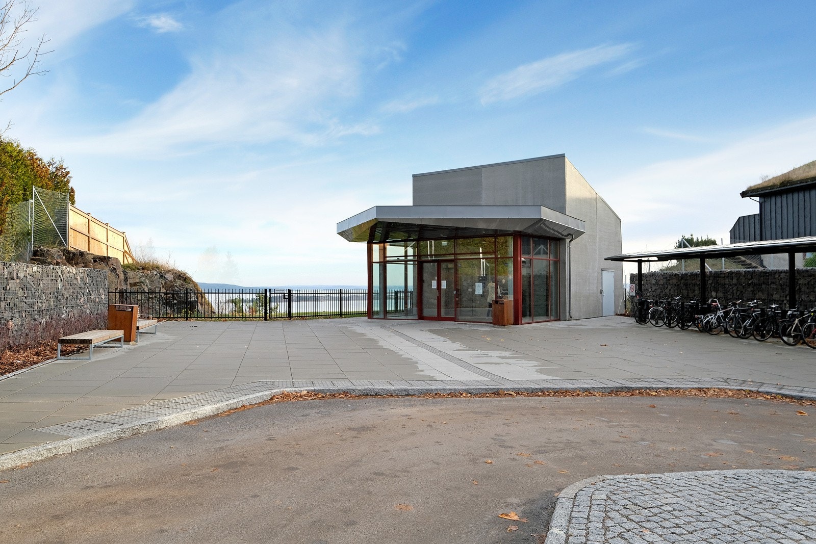 Det er ikke lang vei å gå til fjellheisen som tar deg med ned til Holmestrand sentrum enten på sykkel eller til fots. Dette gjør det mulig å nyte den flotte kyststien som Holmestrand kan tilby Galleribilde